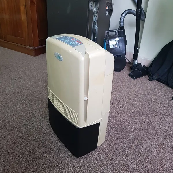 Máy hút ẩm HITACHI RD-5630K - Mặt sau với lưới tản nhiệt và cổng thoát khí