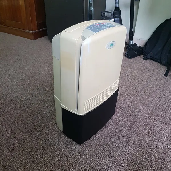 Máy hút ẩm HITACHI RD-5630K - Góc nghiêng thể hiện thiết kế compact và tay cầm di chuyển