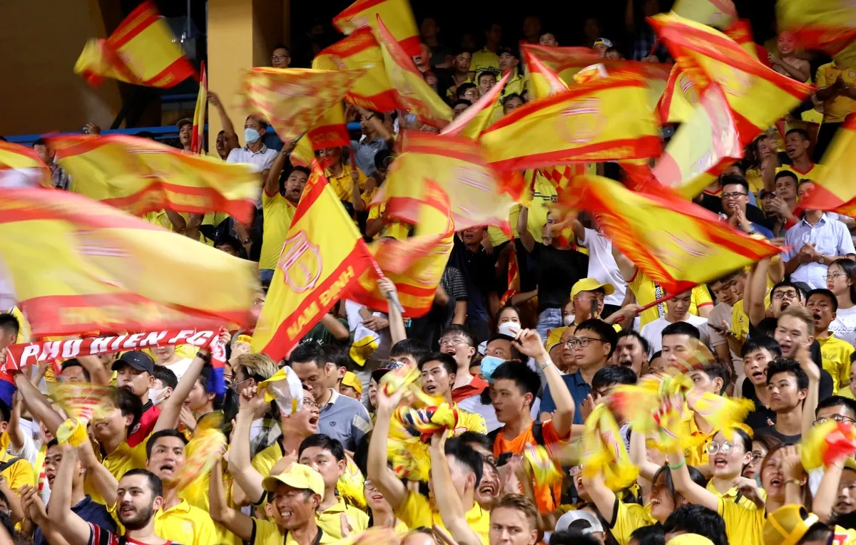 Sân vận động Hàng Đẫy với hàng nghìn khán giả