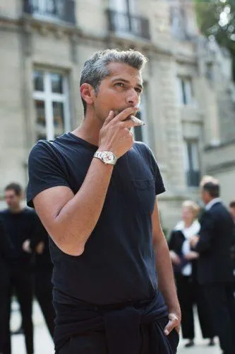 Tương phản màu áo và đồng hồ