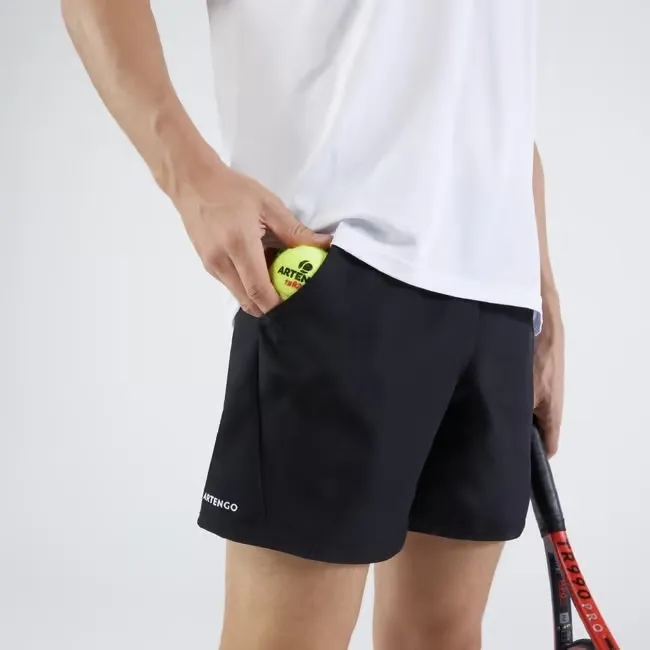 Lỗ thông hơi trên quần tennis Nike