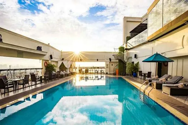 Hồ bơi Renaissance với view sông Sài Gòn