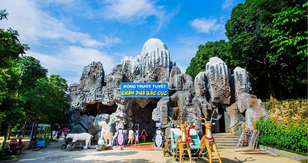 Khoang Xanh Suối Tiên nhìn từ trên cao với hồ nước xanh biếc giữa rừng thông