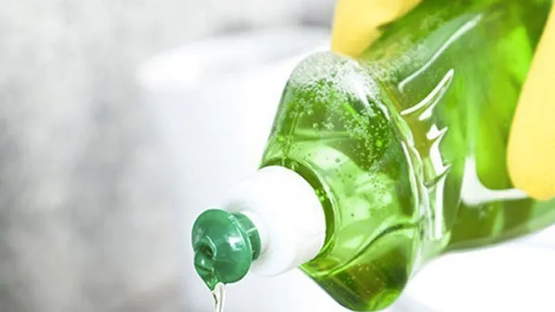 Dùng nước rửa chén để tẩy vết dầu nhớt trên quần áo