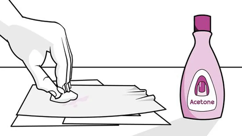 Sử dụng nước tẩy sơn móng tay chứa acetone