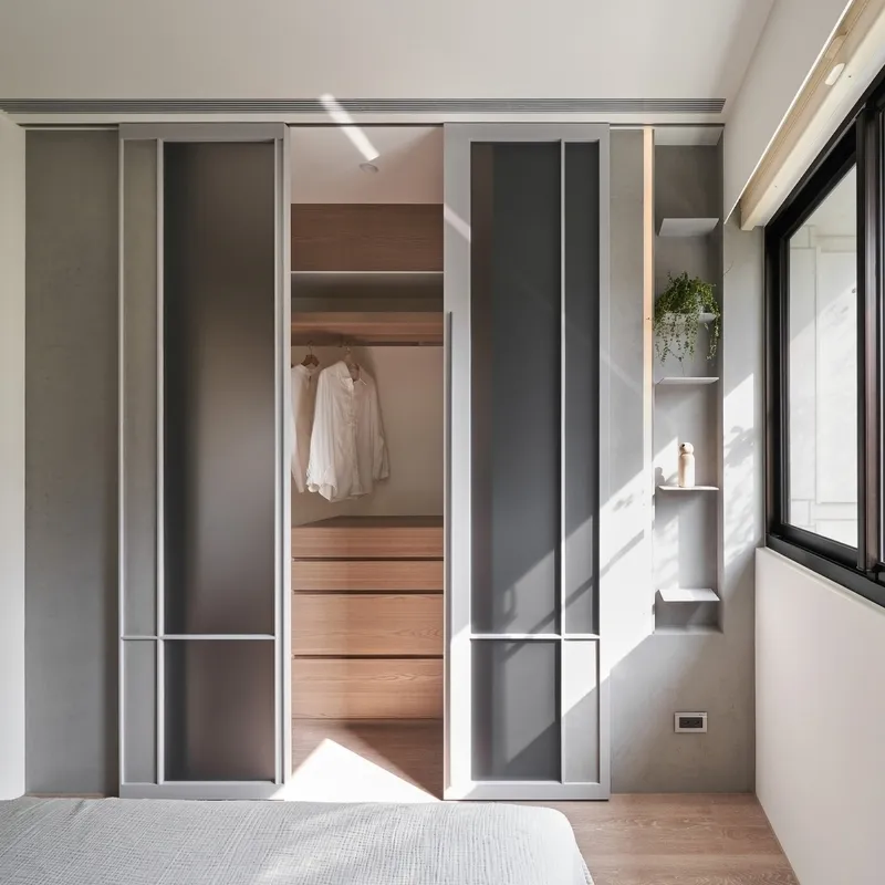 Tủ quần áo cửa lùa âm tường tiết kiệm diện tích cho phòng ngủ nhỏ