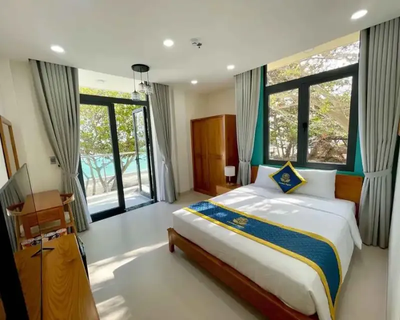 Bể bơi khách sạn Côn Đảo