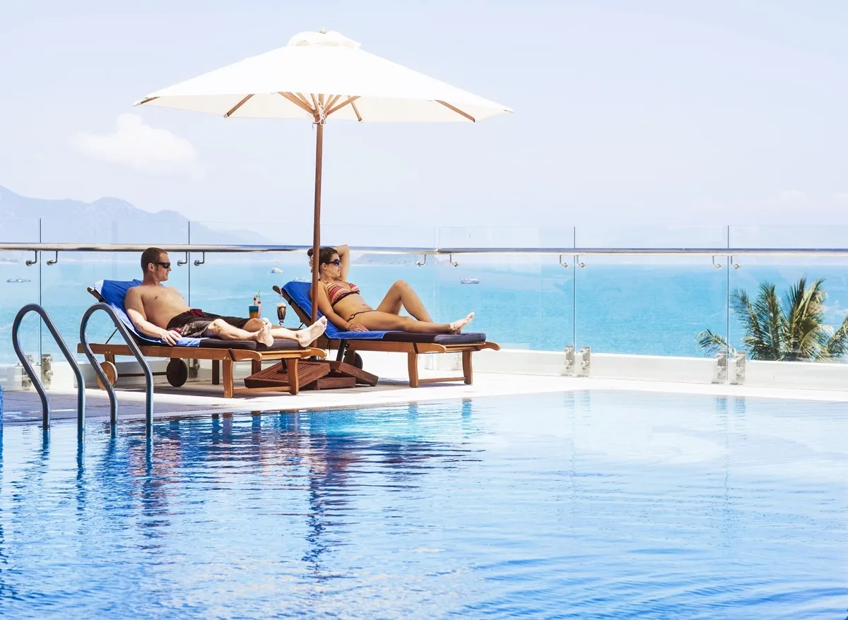 Hồ bơi 3 mặt view biển tại Premier Havana