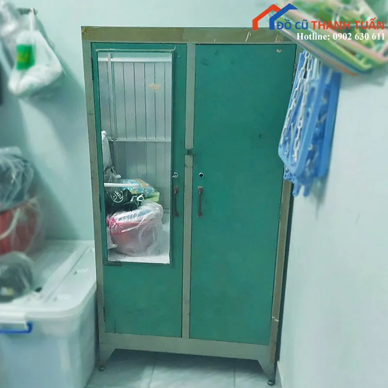 Tủ quần áo sắt cũ màu xanh lá có gương