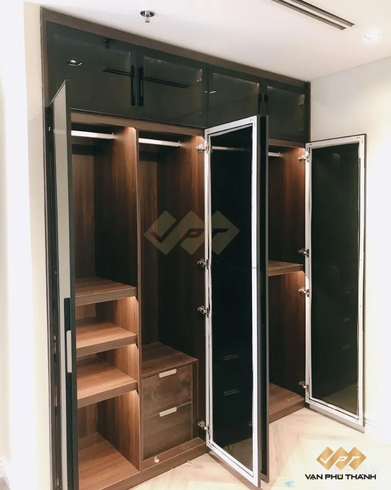 Tủ nhôm kính 4 cánh với cửa mở quay
