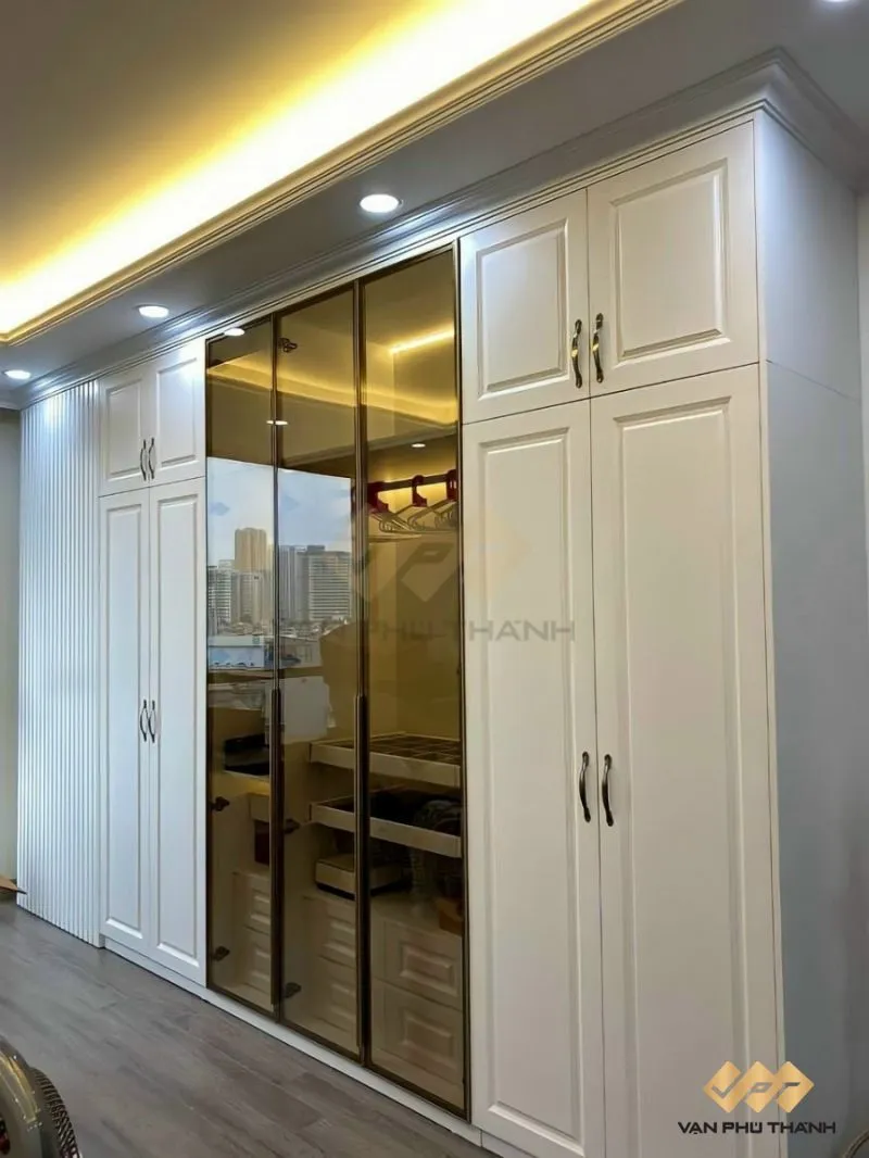 Tủ nhôm kính đựng quần áo với thiết kế cánh kính trong suốt, khung nhôm bền chắc