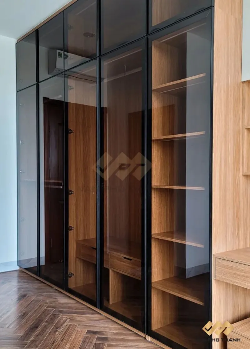 Tủ quần áo nhôm kính với cánh kính trong suốt, thiết kế hiện đại