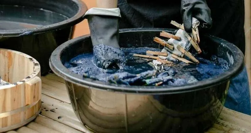 Nhuộm vải bằng mực đen cho màu đậm và đều