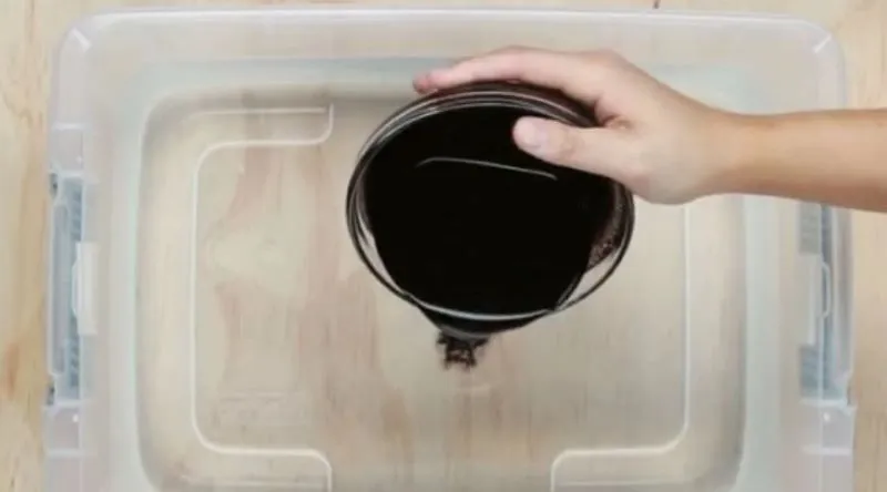 Pha cà phê đặc để tạo dung dịch nhuộm tự nhiên