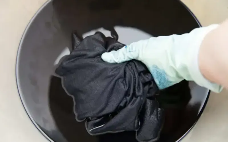 Ngâm vải trong dung dịch mực đen với tỷ lệ chuẩn