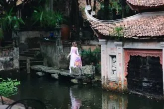 Không gian cổ xưa thích hợp tạo dáng cùng áo dài