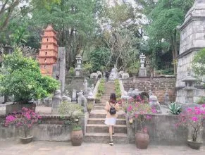 Du khách tham quan Việt Phủ