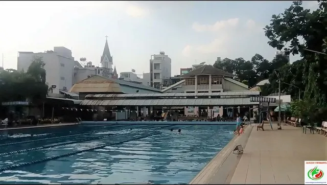 Toàn cảnh hồ bơi Triển Lãm với hai bể lớn nhỏ phục vụ đa lứa tuổi