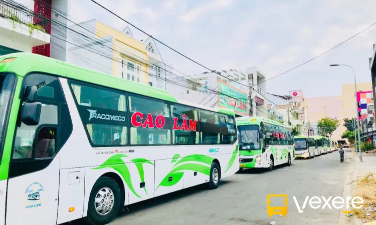 Xe giường nằm Cao Lâm tại bến xe Sài Gòn, sẵn sàng đón khách đi Phan Thiết