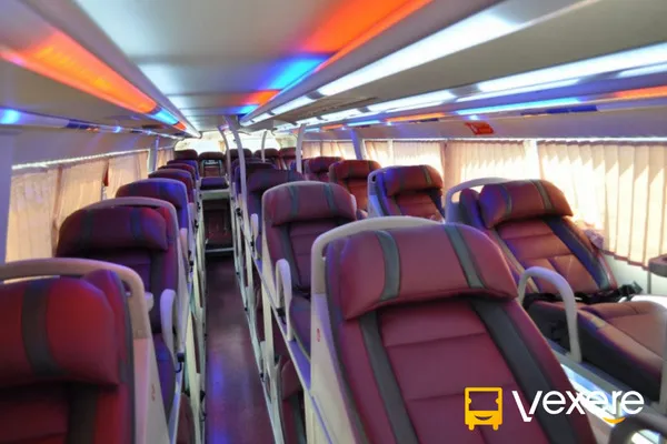 Xe Cao Lâm đang đỗ tại điểm trả khách Phan Thiết, hành khách chuẩn bị xuống xe