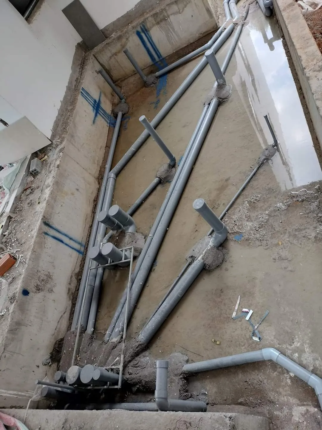 Hệ thống ống hút đáy và hút mặt hồ cá koi