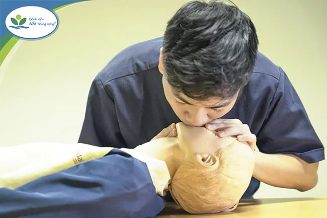 Kỹ thuật hà hơi thổi ngạt cung cấp oxy khẩn cấp cho não bộ của trẻ