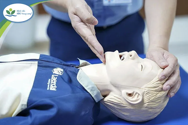 Kỹ thuật ngửa đầu nâng cằm giúp khai thông đường thở cho trẻ đuối nước