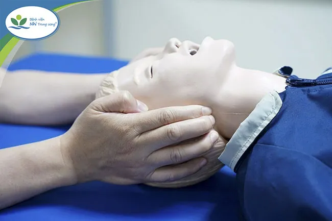 Kỹ thuật ấn góc hàm để bảo vệ đốt sống cổ cho trẻ bị nạn