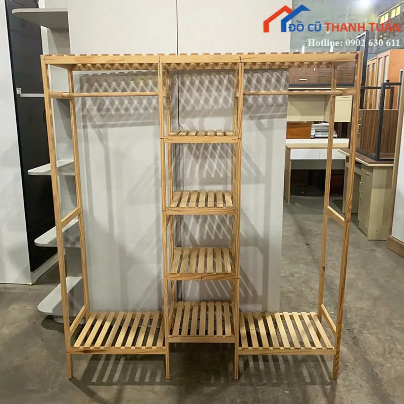 Kệ gỗ treo quần áo cũ thiết kế tiện lợi giá tốt